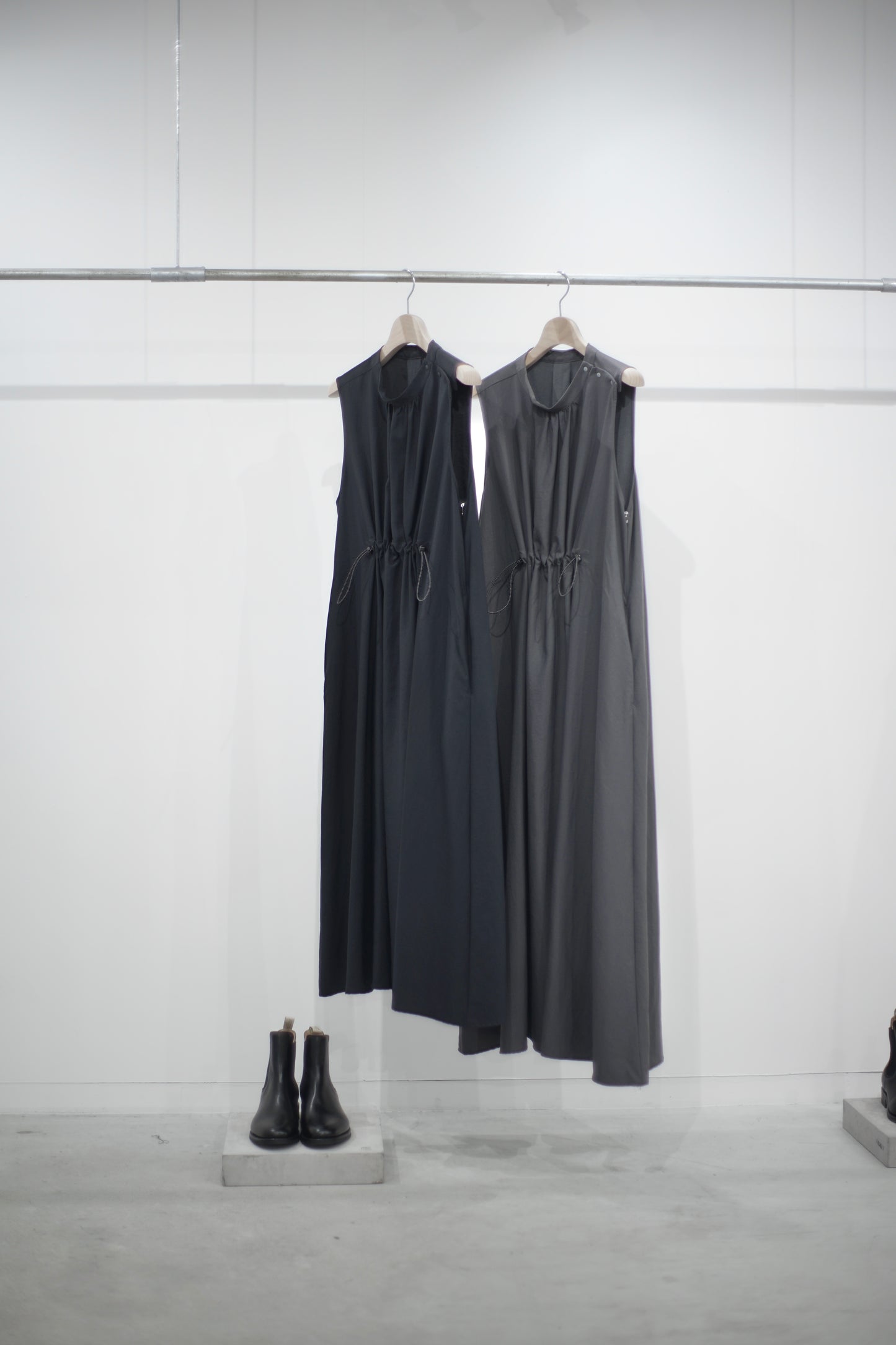 itochi / Nylon twill gathered sleeveless dress