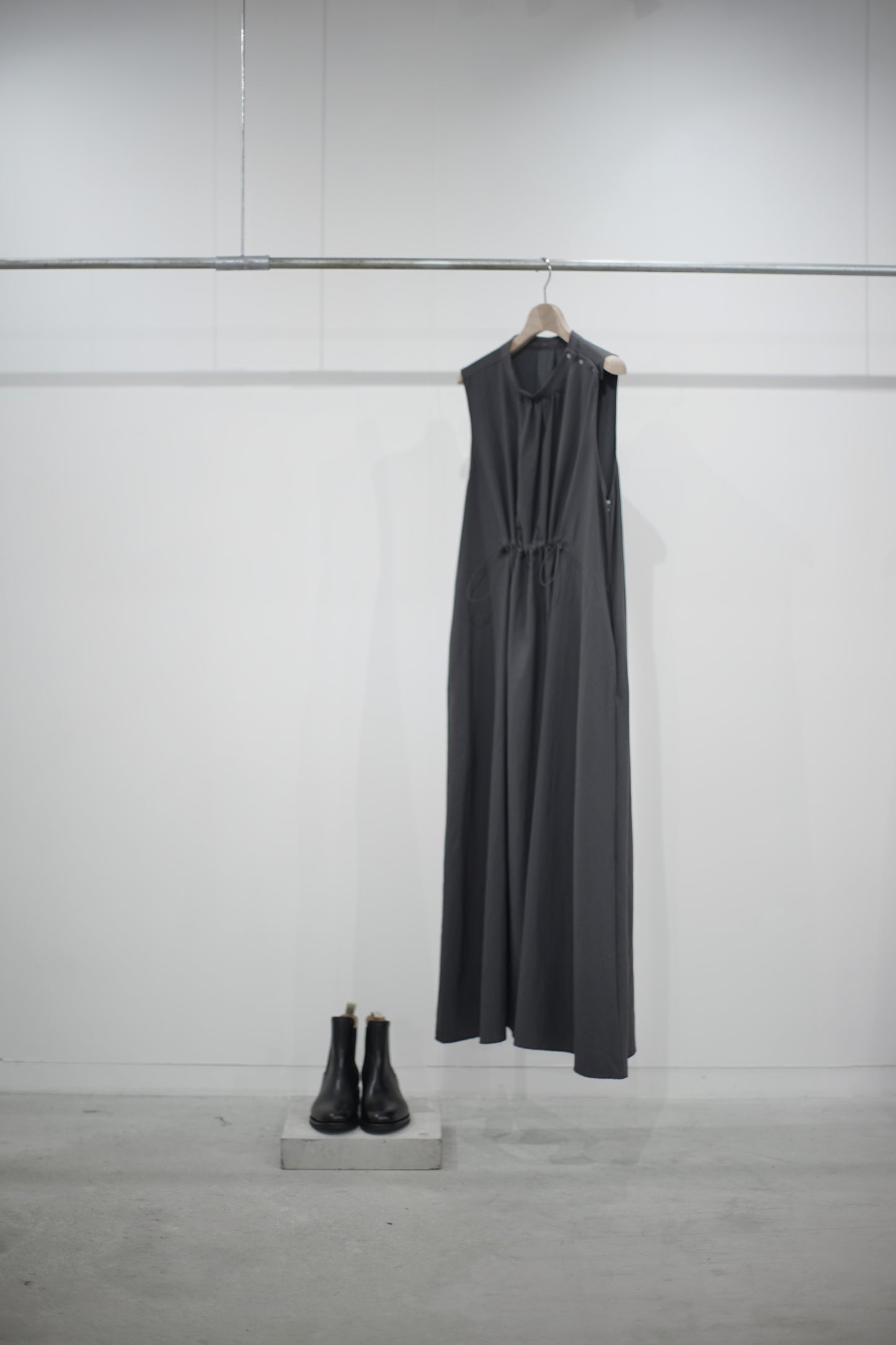 itochi / Nylon twill gathered sleeveless dress