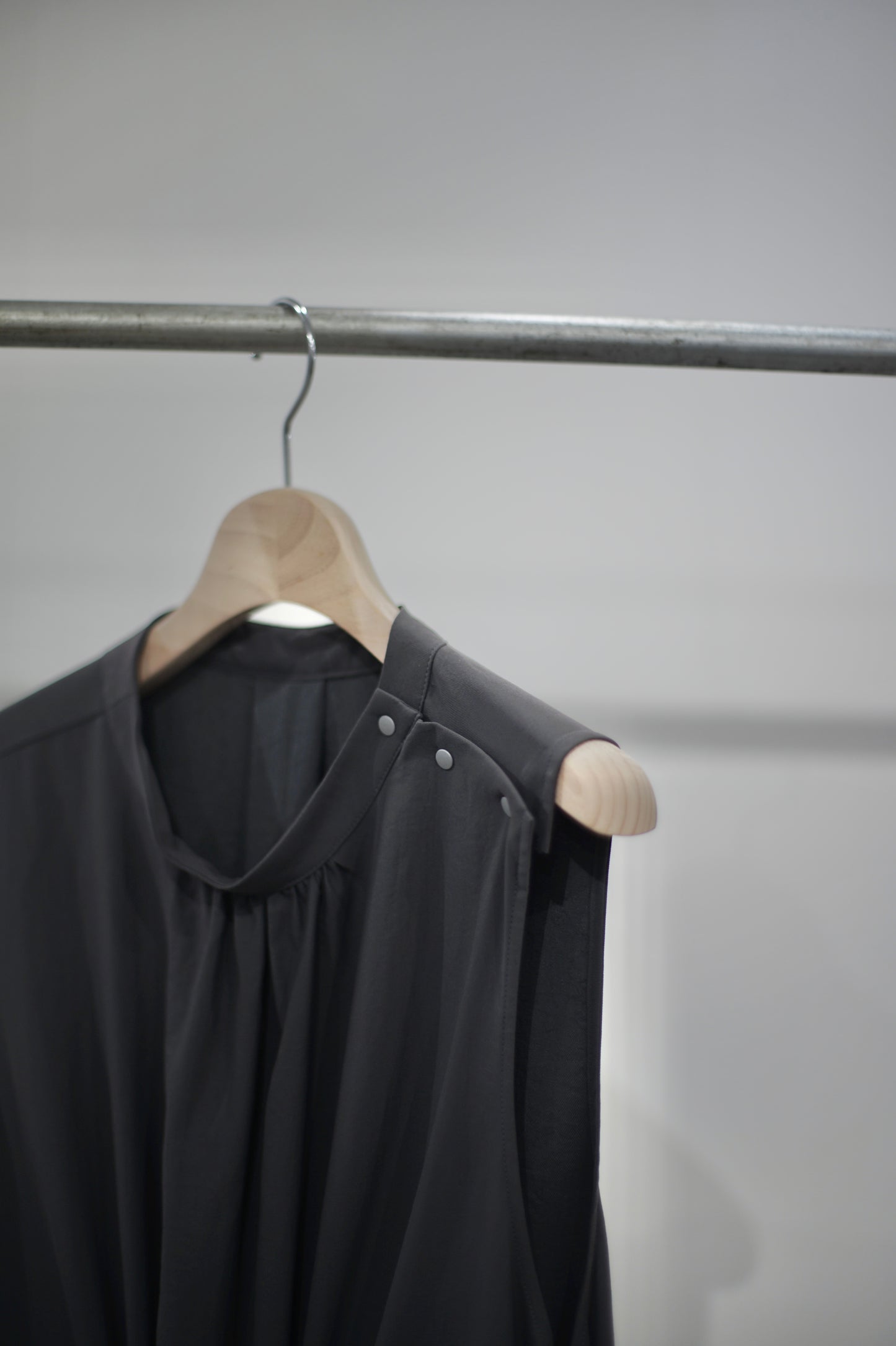 itochi / Nylon twill gathered sleeveless dress