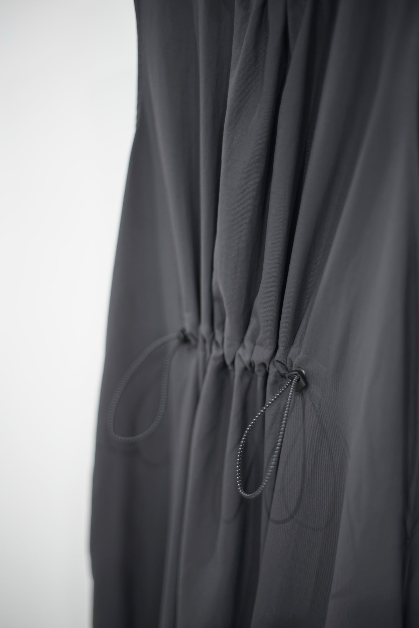 itochi / Nylon twill gathered sleeveless dress