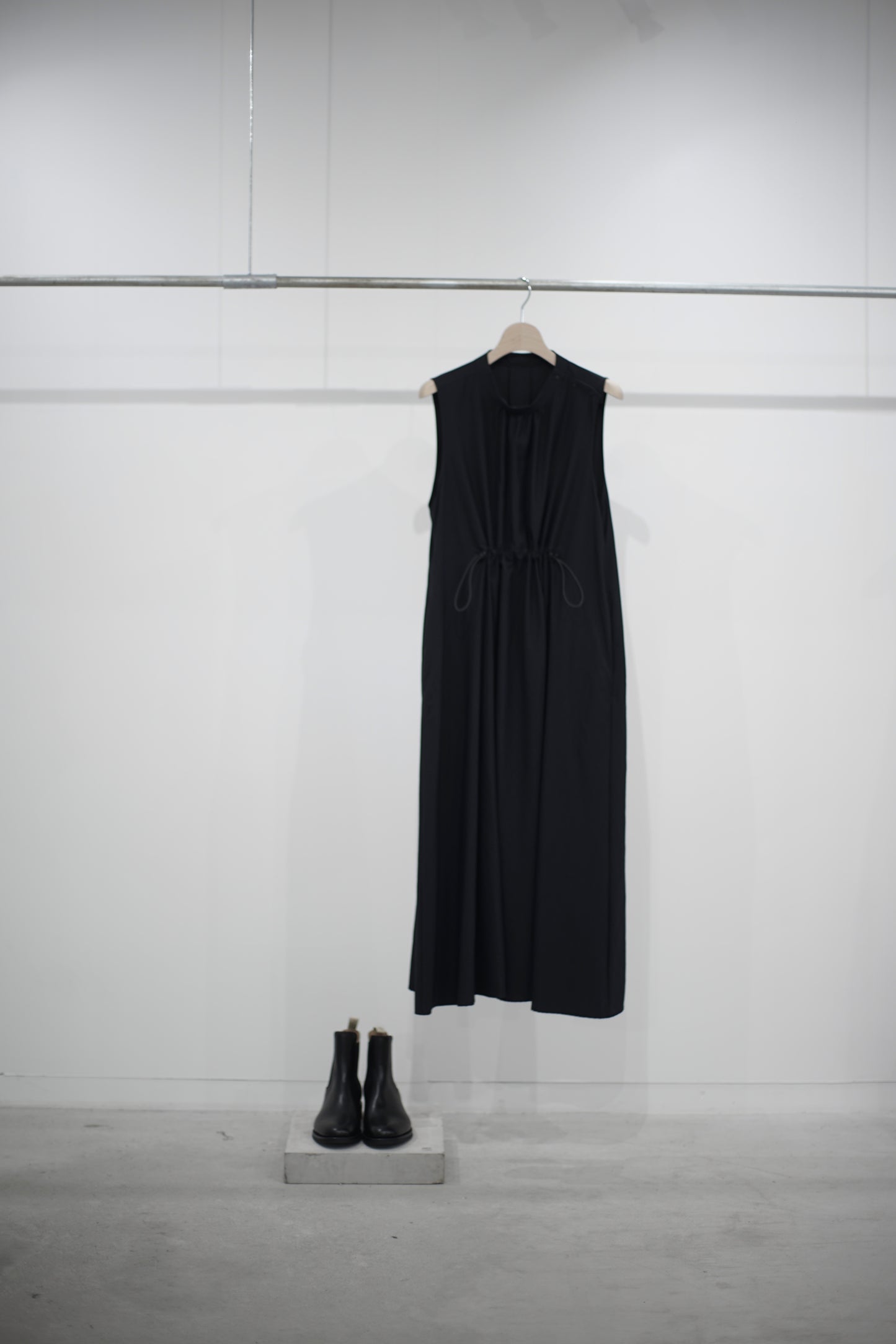 itochi / Nylon twill gathered sleeveless dress