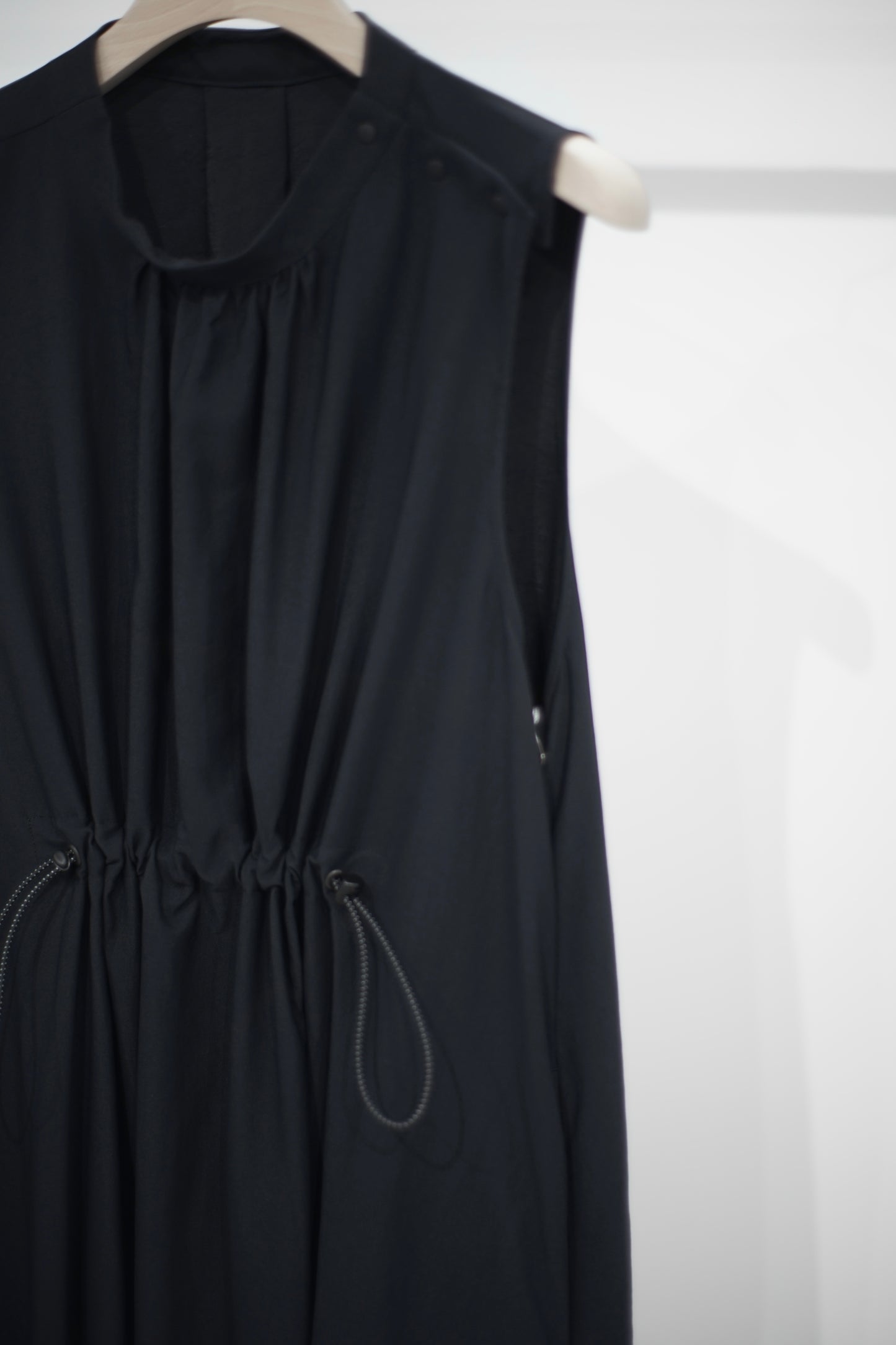 itochi / Nylon twill gathered sleeveless dress