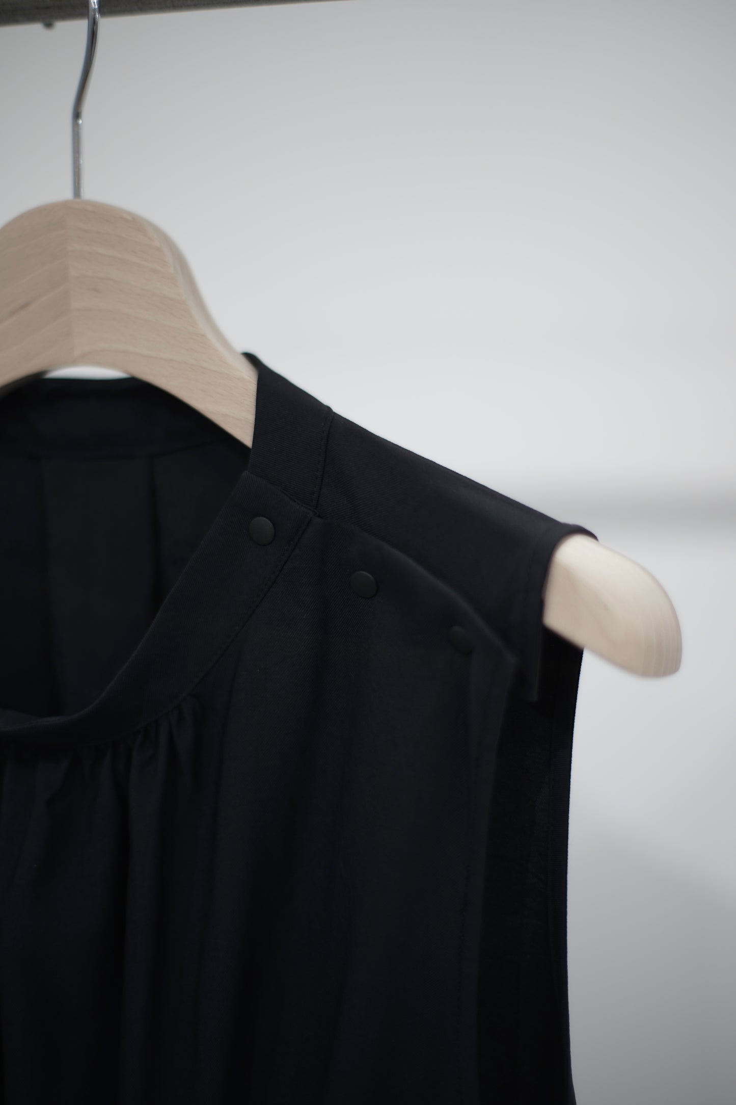 itochi / Nylon twill gathered sleeveless dress