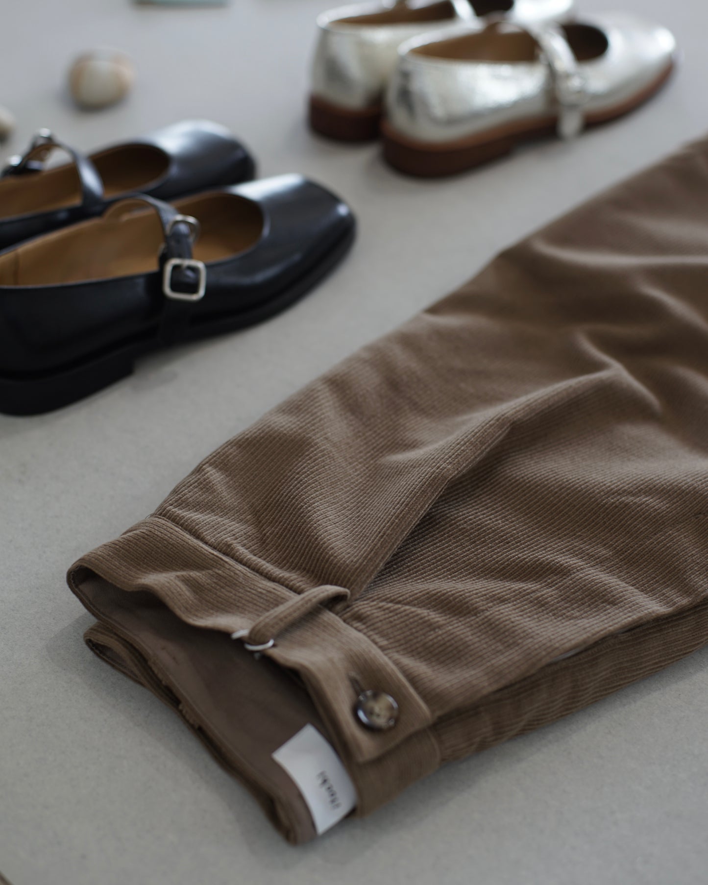 itochi / Wool & Cashmere corduroy tuck slacks