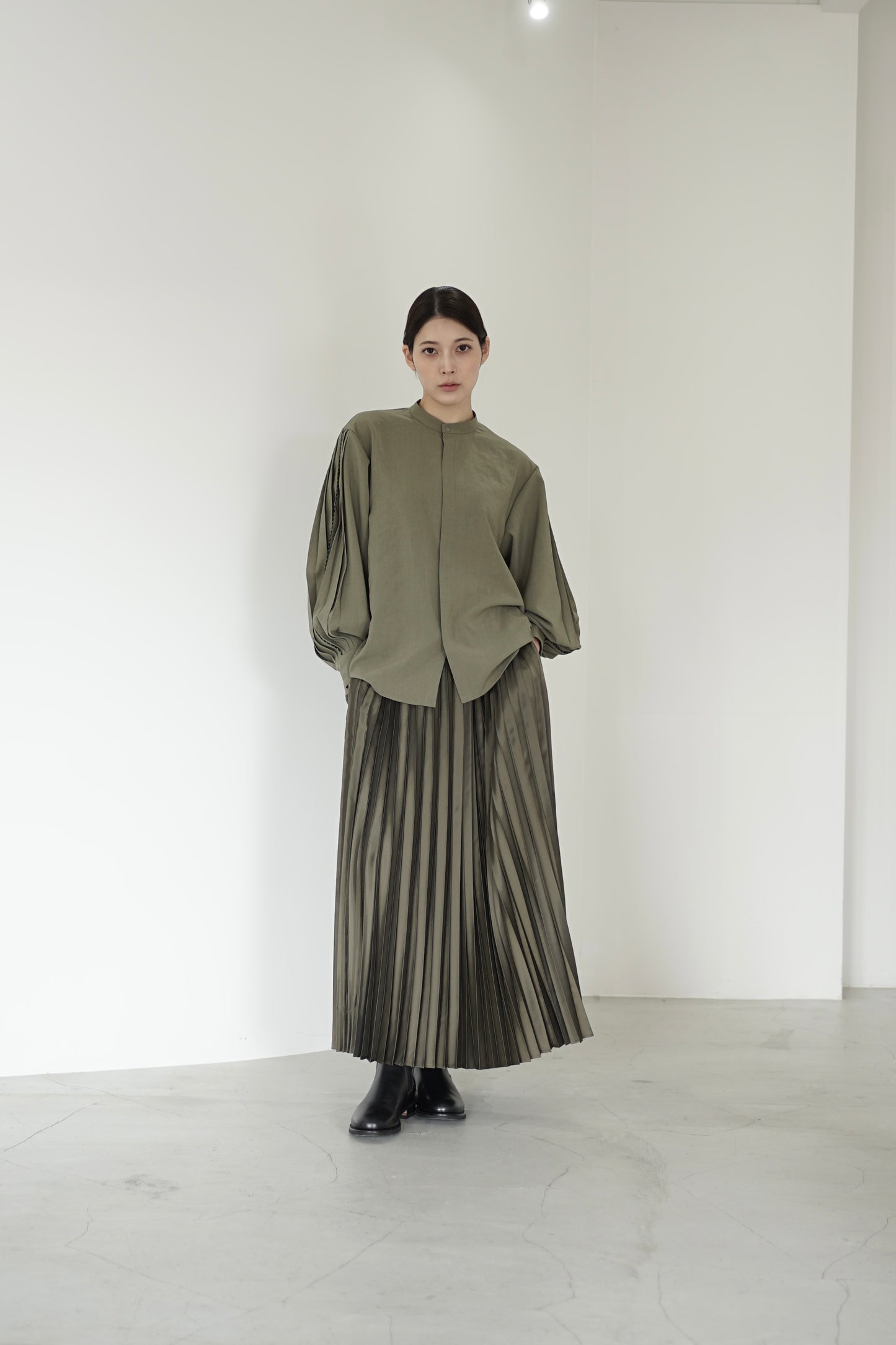 itochi / Polyester twill half way accordion pleated skirt