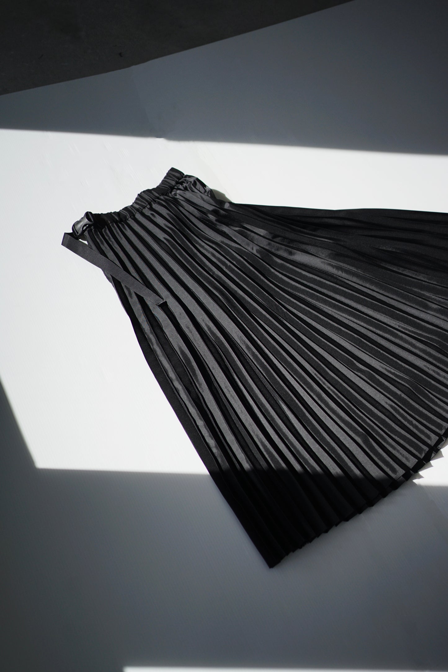 itochi / Polyester twill half way accordion pleated skirt