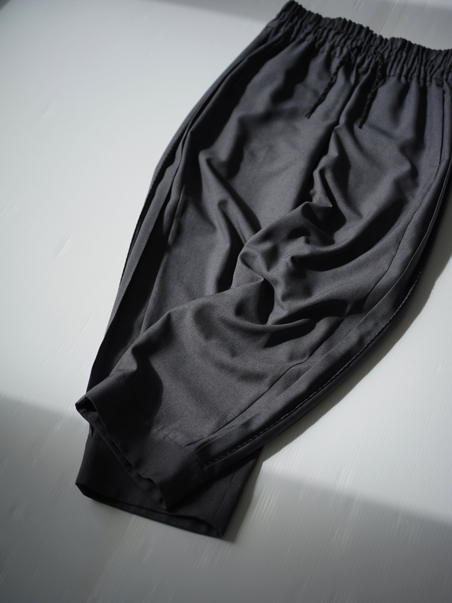 itochi / Polyester Linon pleated track pants