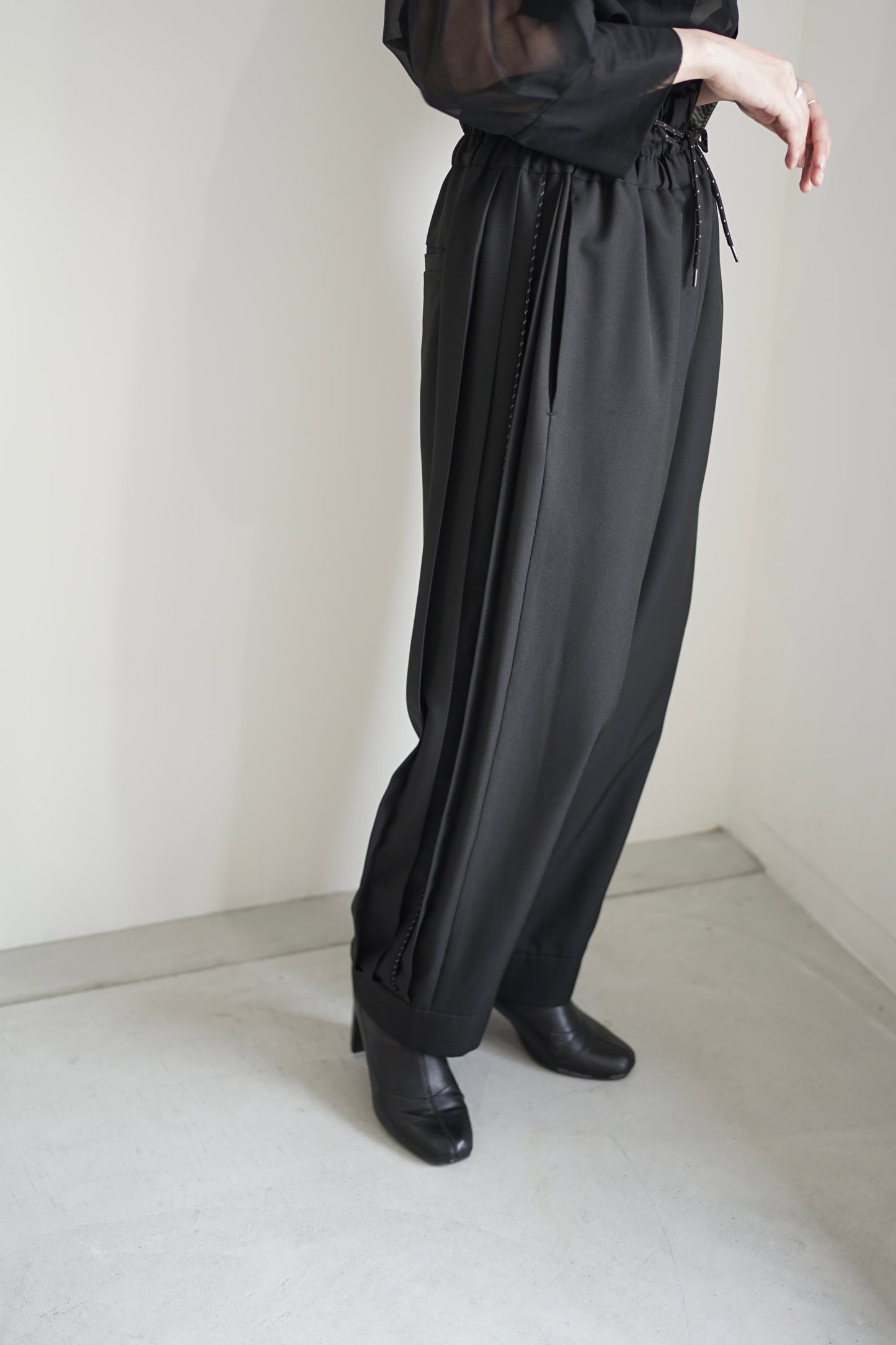 itochi / Polyester Linon pleated track pants
