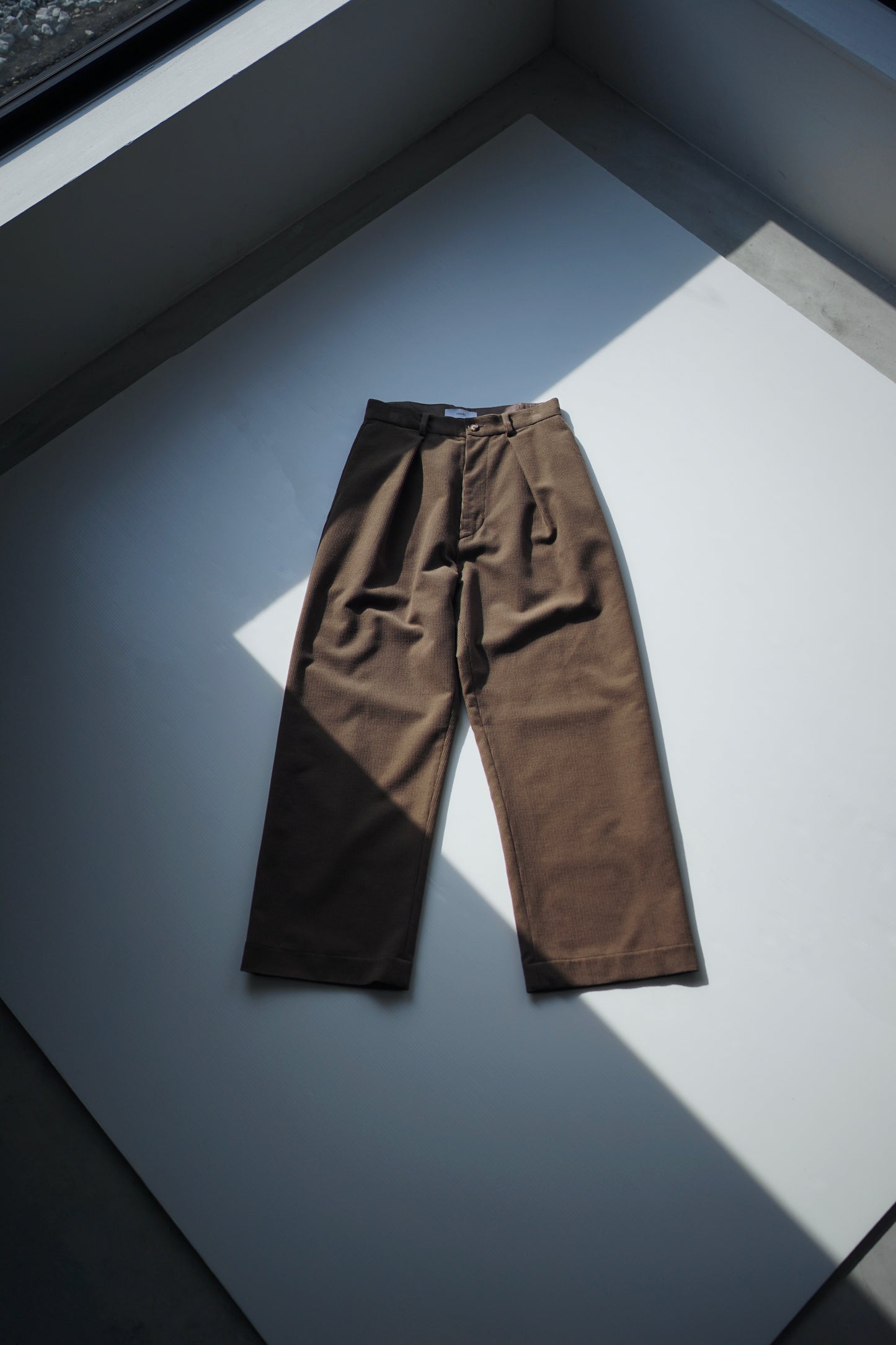 itochi / Wool & Cashmere corduroy tuck slacks