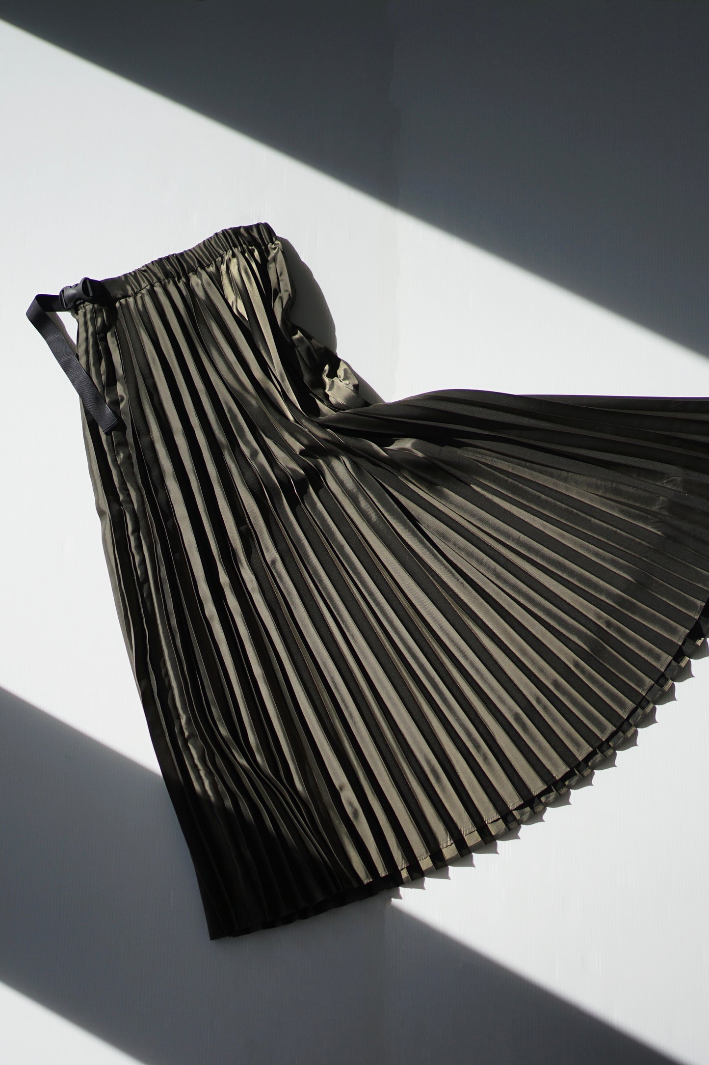 itochi / Polyester twill half way accordion pleated skirt