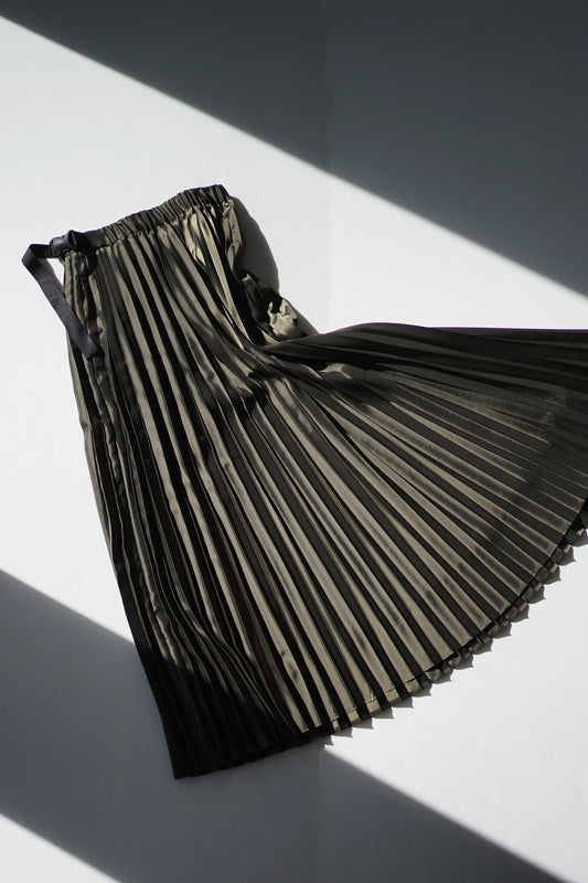 itochi / Polyester twill half way accordion pleated skirt