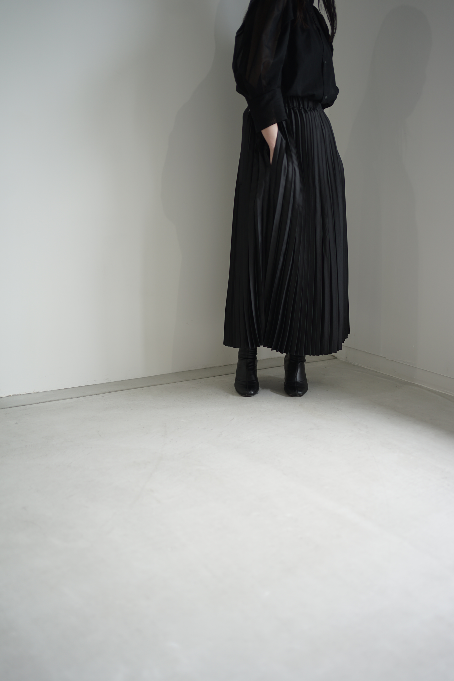 itochi / Polyester twill half way accordion pleated skirt